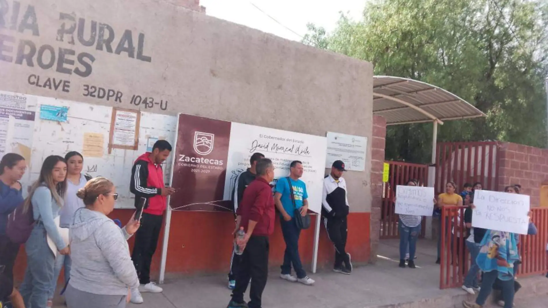 Toman escuela en Martínez Domínguez